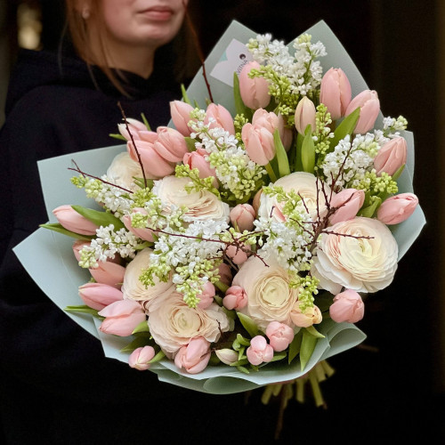 Luxurious spring bouquet with lilac, ranunculus and Thijs Boots tulips «First Feelings»