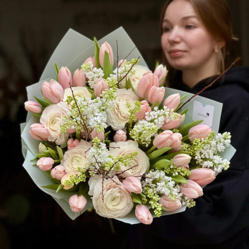 Luxurious spring bouquet with lilac, ranunculus and Thijs Boots tulips «First Feelings»
