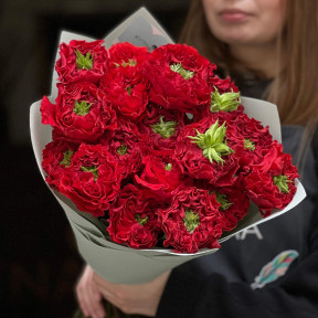 17 незвичайних півонієвидних троянд Red Monster у букеті «Заквітчаний рубін»