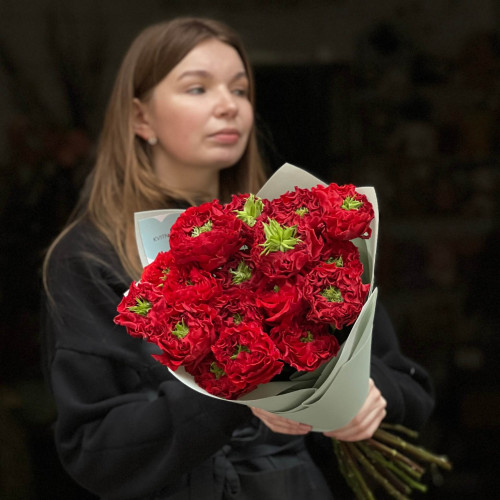 17 незвичайних півонієвидних троянд Red Monster у букеті «Заквітчаний рубін»