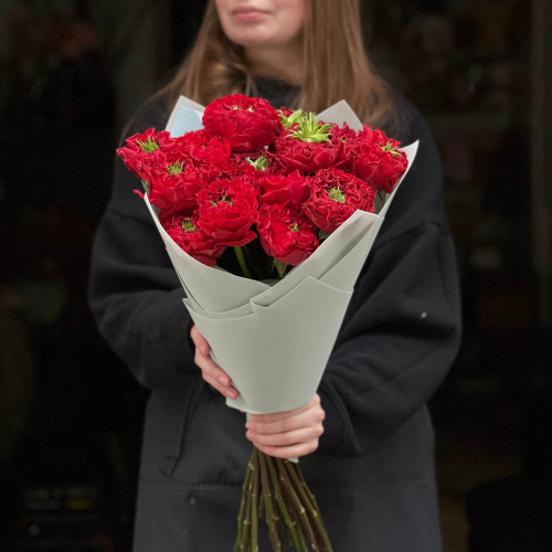17 незвичайних півонієвидних троянд Red Monster у букеті «Заквітчаний рубін»