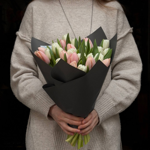 27 класичних тюльпанів у букеті «Вершковий абрикос»