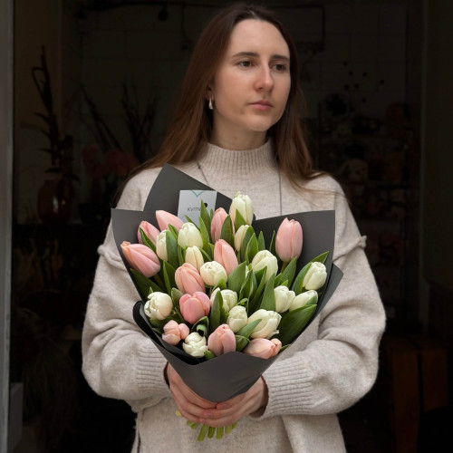 27 класичних тюльпанів у букеті «Вершковий абрикос»
