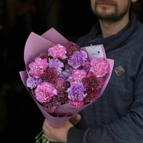 25 діантусів у фіолетових відтінках у букеті «Аметистовий оксамит»