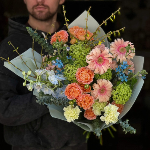 Контрастний букет у теплих відтінках з італійськими герберами Pasta Rosata «Персиковий настрій весни»