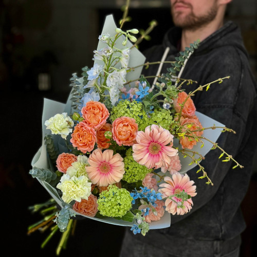 Контрастний букет у теплих відтінках з італійськими герберами Pasta Rosata «Персиковий настрій весни»