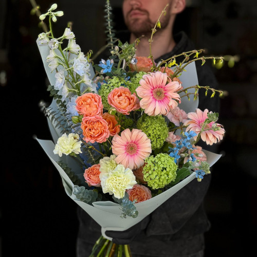 Контрастний букет у теплих відтінках з італійськими герберами Pasta Rosata «Персиковий настрій весни»