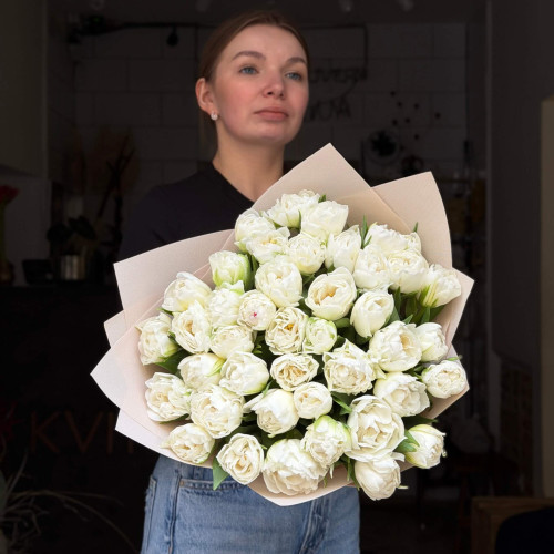 43 преміальні піоновидні тюльпани сорту Du Fortaleza у букеті «Сніжна вуаль»