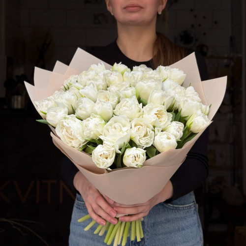 43 преміальні піоновидні тюльпани сорту Du Fortaleza у букеті «Сніжна вуаль»