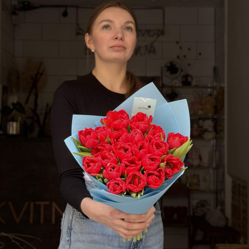 21 піоновидний тюльпан сорту Red Foxtrot у букеті «Гранатовий спогад»