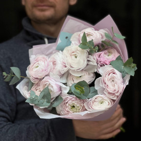 11 ніжних ранункулюсів сорту Nebbia та евкаліпт у букеті «Лавандовий пилок»