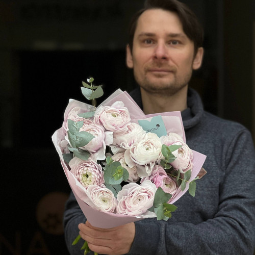 11 ніжних ранункулюсів сорту Nebbia та евкаліпт у букеті «Лавандовий пилок»