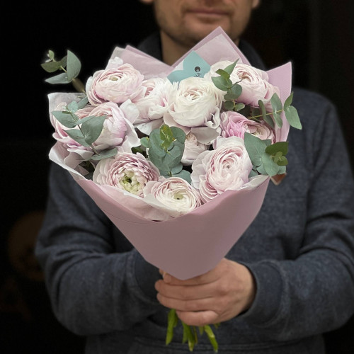 11 ніжних ранункулюсів сорту Nebbia та евкаліпт у букеті «Лавандовий пилок»