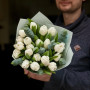 21 класичний тюльпан з евкаліптом у букеті «Ароматні сніжки»