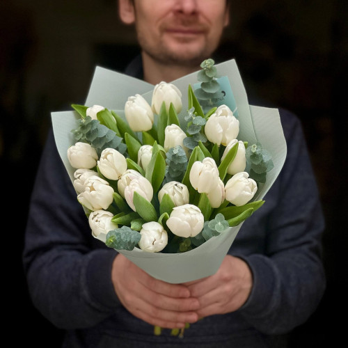 21 класичний тюльпан з евкаліптом у букеті «Ароматні сніжки»