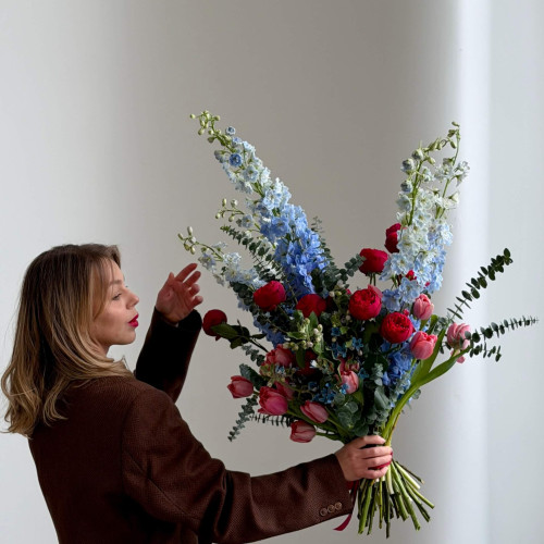 Дизайнерський букет до Дня закоханих з блакитним дельфініумом та преміальною піоновидною трояндою сорту Red Mary «Дотик океану любові»