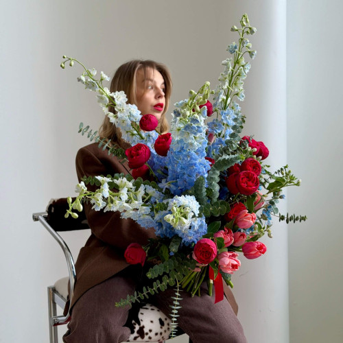 Дизайнерський букет до Дня закоханих з блакитним дельфініумом та преміальною піоновидною трояндою сорту Red Mary «Дотик океану любові»