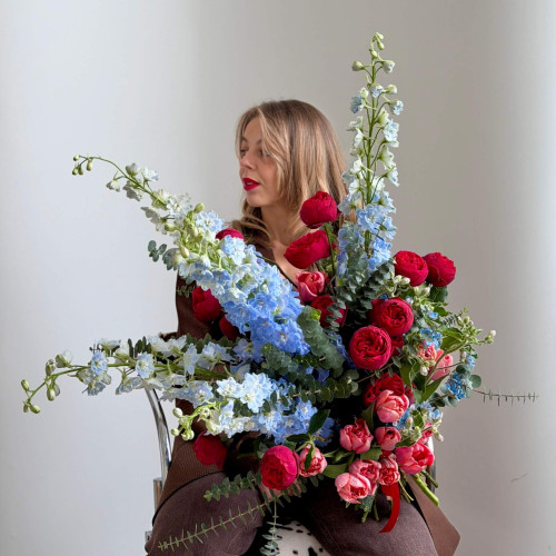 Дизайнерський букет до Дня закоханих з блакитним дельфініумом та преміальною піоновидною трояндою сорту Red Mary «Дотик океану любові»