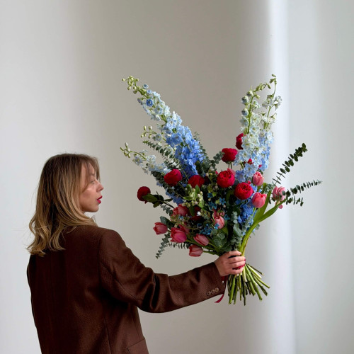 Дизайнерський букет до Дня закоханих з блакитним дельфініумом та преміальною піоновидною трояндою сорту Red Mary «Дотик океану любові»