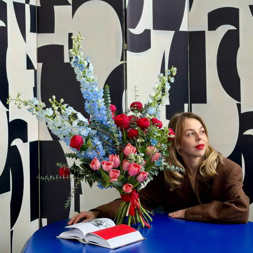 Дизайнерський букет до Дня закоханих з блакитним дельфініумом та преміальною піоновидною трояндою сорту Red Mary «Дотик океану любові»