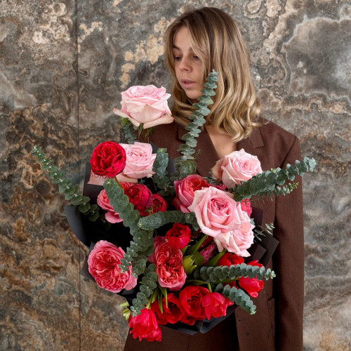 Стильний різнорівневий букет із різновидами піоновидних троянд та піоновидних тюльпанів «Пристрасть твоїх почуттів»