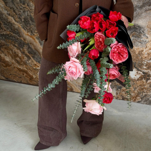Стильний різнорівневий букет із різновидами піоновидних троянд та піоновидних тюльпанів «Пристрасть твоїх почуттів»