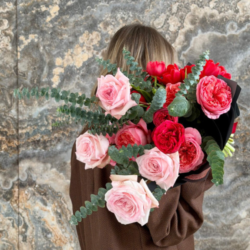 Стильний різнорівневий букет із різновидами піоновидних троянд та піоновидних тюльпанів «Пристрасть твоїх почуттів»