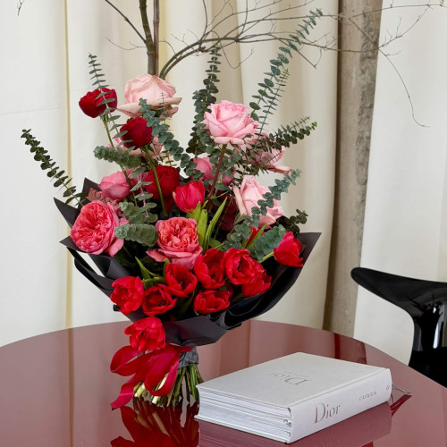Стильний різнорівневий букет із різновидами піоновидних троянд та піоновидних тюльпанів «Пристрасть твоїх почуттів»