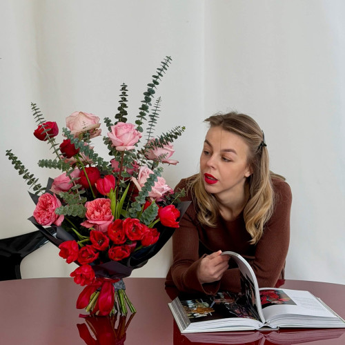 Стильний різнорівневий букет із різновидами піоновидних троянд та піоновидних тюльпанів «Пристрасть твоїх почуттів»