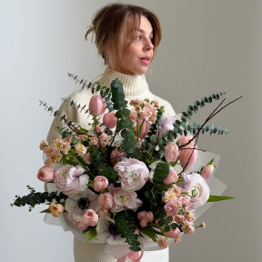 Повітряний букет в стильному виконанні з ніжними ранункулюсами, анемонами та преміальними тюльпанами Thijs Boots «Твій незабутній поцілунок»