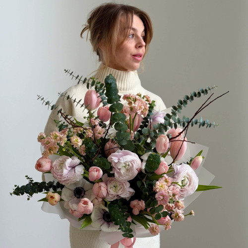 Повітряний букет в стильному виконанні з ніжними ранункулюсами, анемонами та преміальними тюльпанами Thijs Boots «Твій незабутній поцілунок»