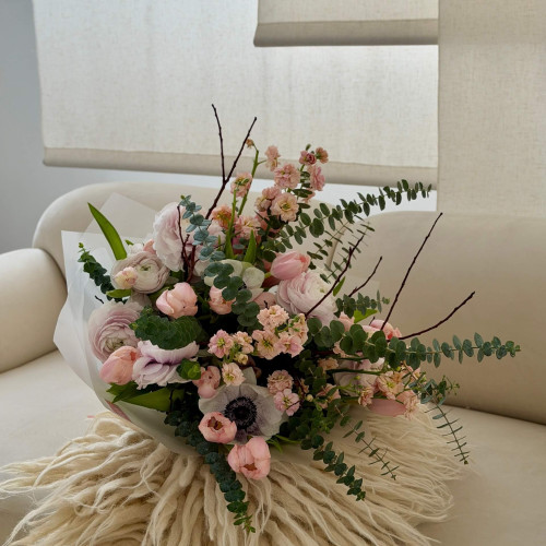 Повітряний букет в стильному виконанні з ніжними ранункулюсами, анемонами та преміальними тюльпанами Thijs Boots «Твій незабутній поцілунок»