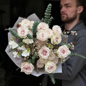 Світлий різнорівневий букет у пудрових відтінках «Тонка вуаль»