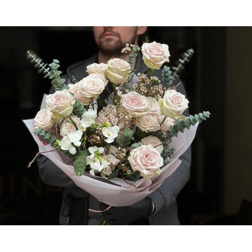 Світлий різнорівневий букет у пудрових відтінках «Тонка вуаль»