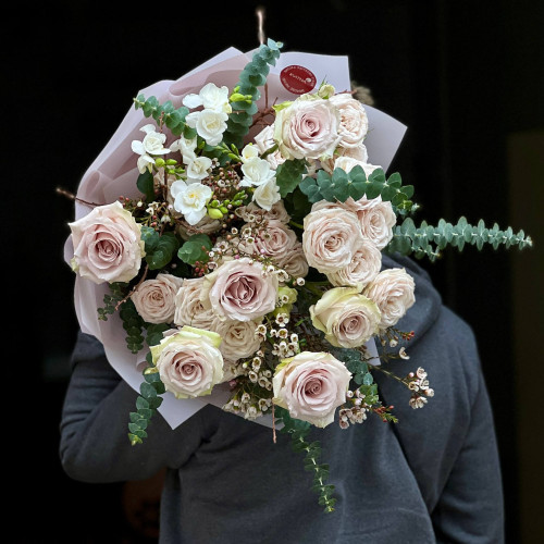 Світлий різнорівневий букет у пудрових відтінках «Тонка вуаль»