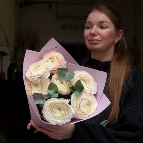 7 пудрових ранункулюсів Clooney Hanoi та евкаліпт у букеті «Мереживні хмаринки»