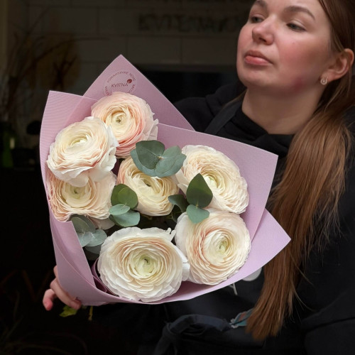 7 пудрових ранункулюсів Clooney Hanoi та евкаліпт у букеті «Мереживні хмаринки»