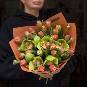 25 піоновидних тюльпанів сорту Columbus у букеті «Теракотовий політ»