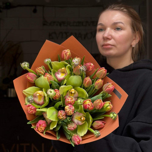 25 піоновидних тюльпанів сорту Columbus у букеті «Теракотовий політ»