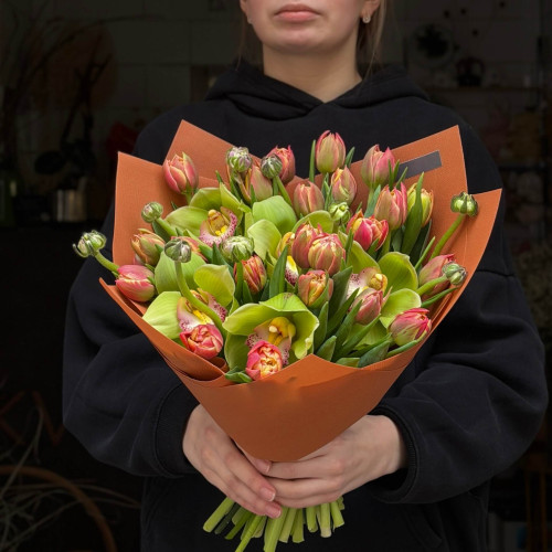 25 піоновидних тюльпанів сорту Columbus у букеті «Теракотовий політ»