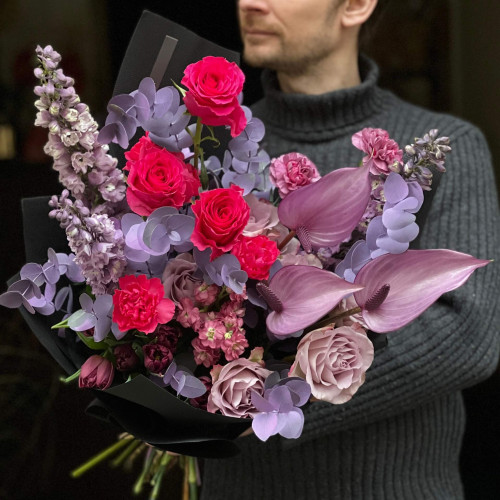 Неординарный разноуровневый букет в пурпурный тонах с антуриумом «Тёмный эльф»