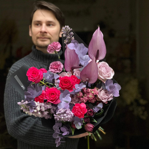 Неординарный разноуровневый букет в пурпурный тонах с антуриумом «Тёмный эльф»