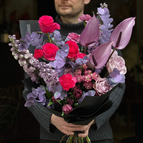 Неординарный разноуровневый букет в пурпурный тонах с антуриумом «Тёмный эльф»