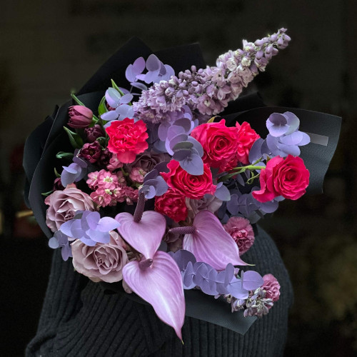 Неординарный разноуровневый букет в пурпурный тонах с антуриумом «Тёмный эльф»