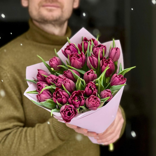 23 роскошных сливовых пионовидных тюльпана в букете «Весенние сумерки»