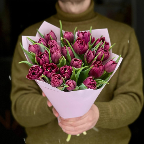 23 роскошных сливовых пионовидных тюльпана в букете «Весенние сумерки»