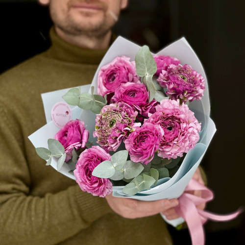 9 пурпурових ранункулюсів з евкаліптом у букеті «Квітковий шовк»