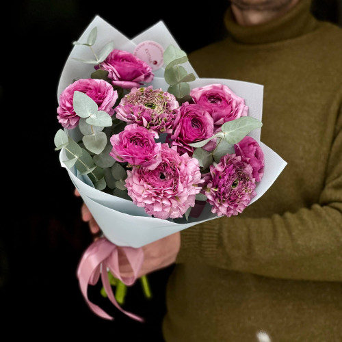9 пурпурових ранункулюсів з евкаліптом у букеті «Квітковий шовк»