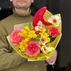 Яскравий букет з антуріумом та італійською мімозою «Весняне фламенко»