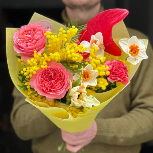 Яскравий букет з антуріумом та італійською мімозою «Весняне фламенко»